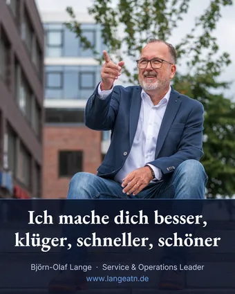 Björn-Olaf Lange sitzt lachend auf einer Treppe und zeigt auf den Betrachter, im Banderolentext: Ich mache dich besser, klüger, schneller, schöner.
