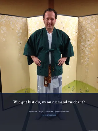 Björn-Olaf Lange im Kimono vor japanischem Raumteiler, Kodawari — Der Qualitätsanspruch von innen
