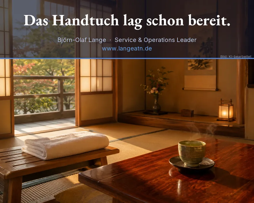 Gefaltetes Handtuch auf einem Ryokan-Bett — Omotenashi als stille Geste der Voraussicht