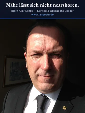 Porträt von Björn-Olaf Lange im dunklen Anzug mit Krawatte, das Gesicht seitlich von der Sonne beleuchtet, am Revers ein Kyocera-Pin. Oben im Banderolentext: Nähe lässt sich nicht nearshoren.